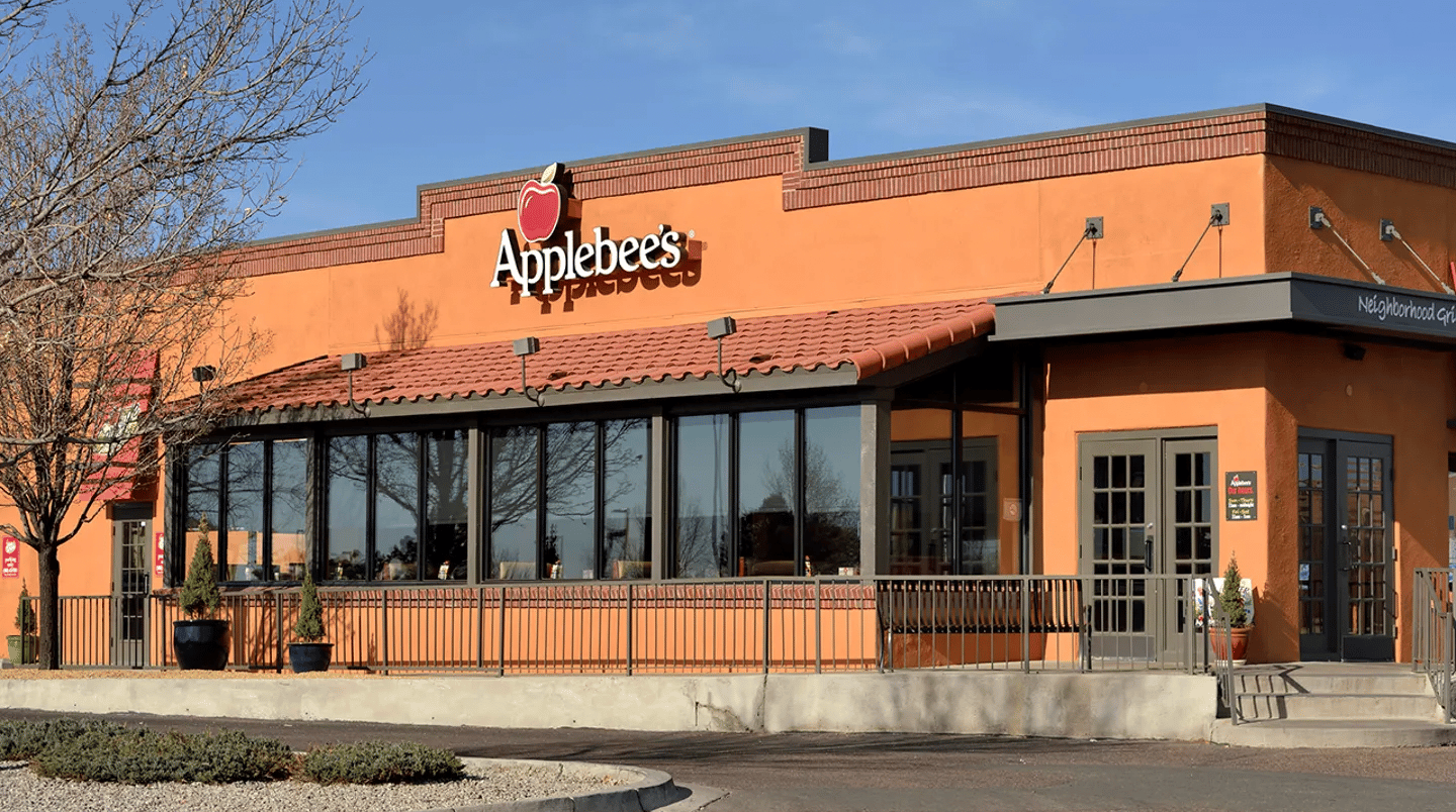 Knife-Wielding Applebee’s Customer Stopped by Gun-Wielding Good Guy